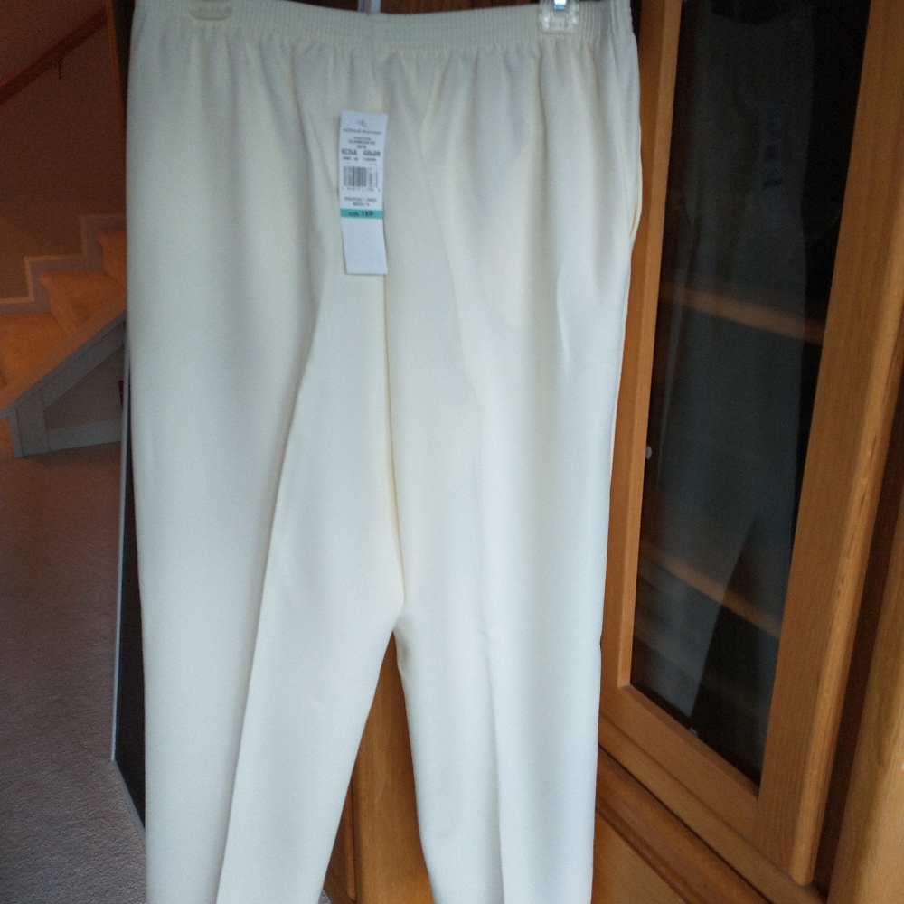Alfred Dunner Ivory Ladies Slacks Size 16 Petite NWT